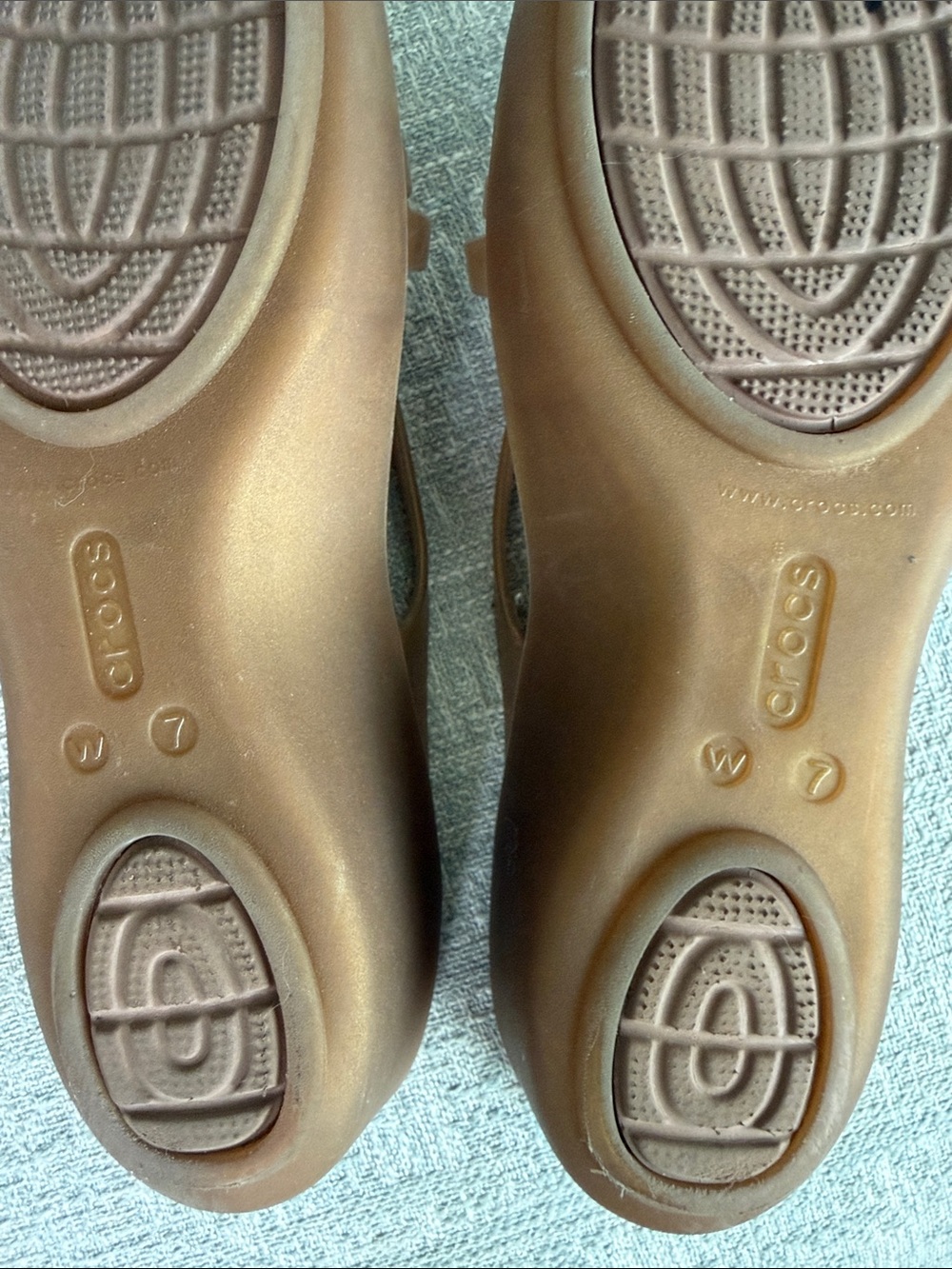 Crocs Womens Isabella Mini Wedge Sandals Size 7 Gold Sparkle Strappy Jelly - Picture 9 of 9